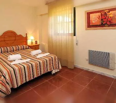 Leo Alcaudon-alcaravan Hotel
